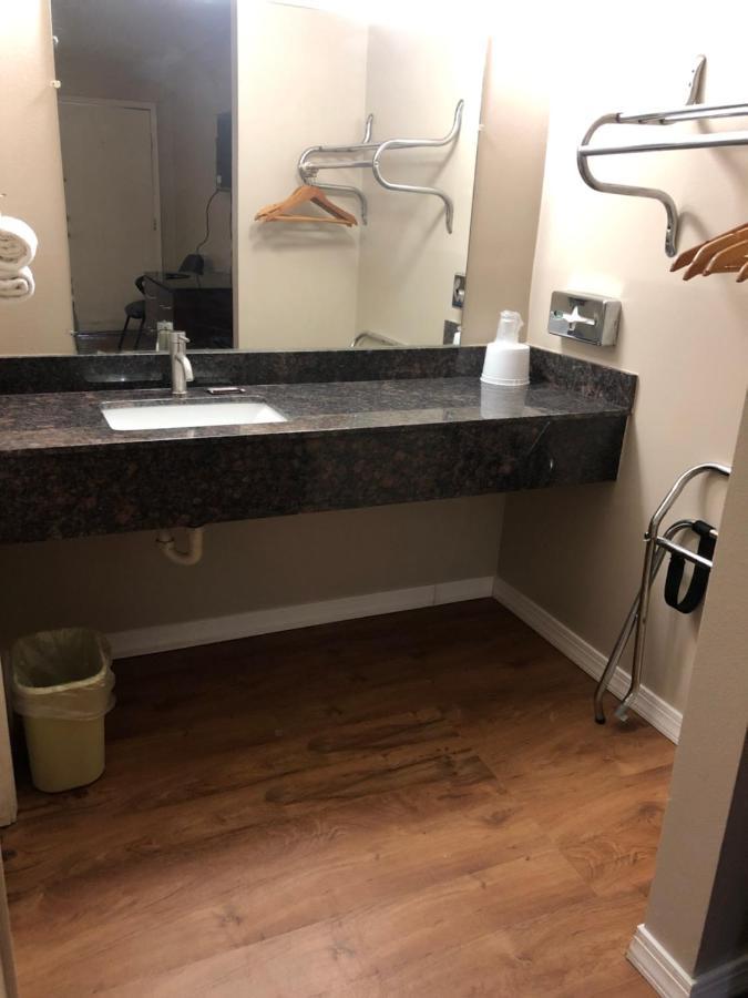Neosho Executive Inn מראה חיצוני תמונה