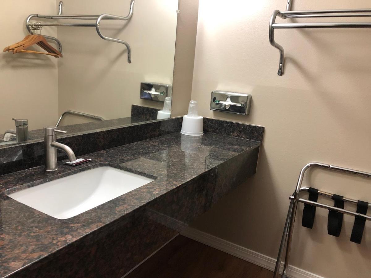 Neosho Executive Inn מראה חיצוני תמונה