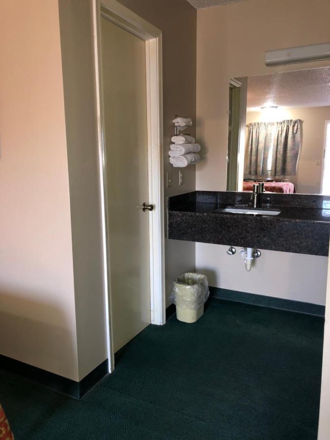 Neosho Executive Inn מראה חיצוני תמונה